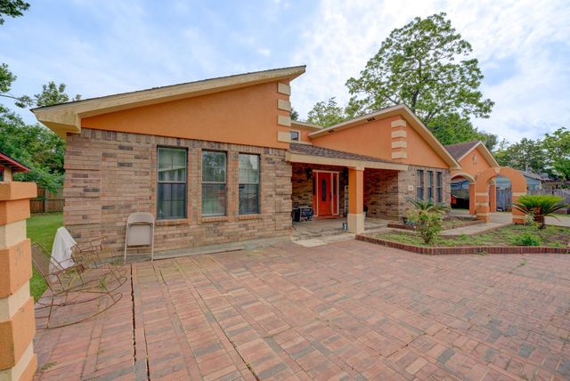 316 Hickman Lane, Angleton, TX 77515