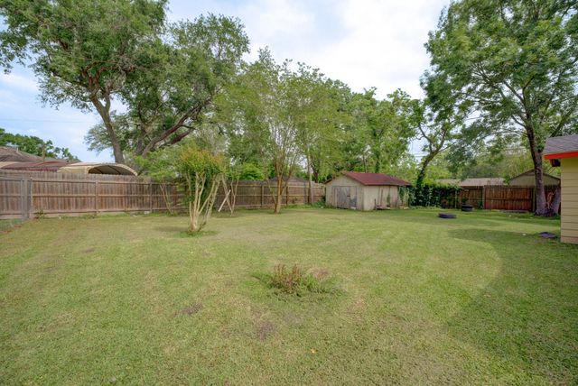 316 Hickman Lane, Angleton, TX 77515