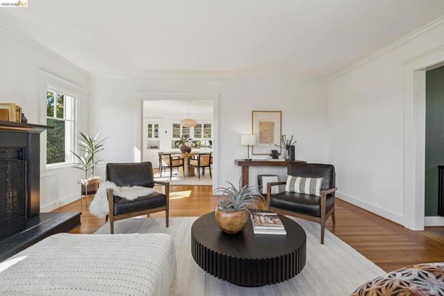5850 Lawton Ave, Oakland, CA 94618