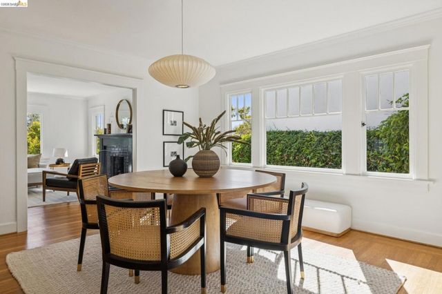 5850 Lawton Ave, Oakland, CA 94618