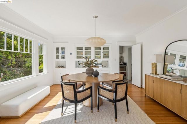 5850 Lawton Ave, Oakland, CA 94618