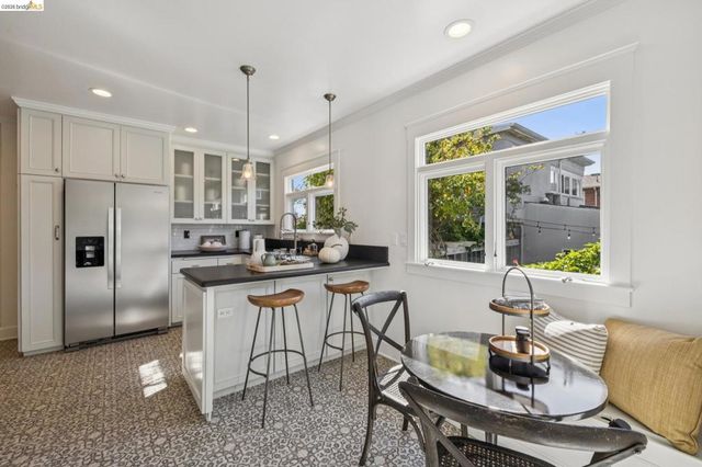 5850 Lawton Ave, Oakland, CA 94618