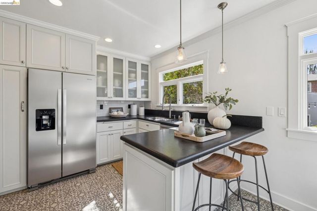 5850 Lawton Ave, Oakland, CA 94618