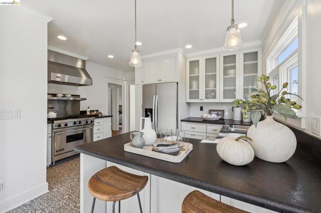 5850 Lawton Ave, Oakland, CA 94618