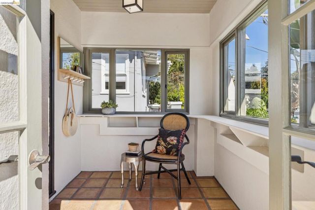 5850 Lawton Ave, Oakland, CA 94618