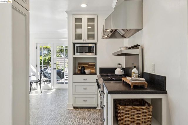 5850 Lawton Ave, Oakland, CA 94618