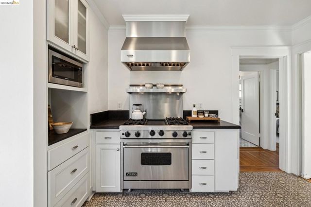 5850 Lawton Ave, Oakland, CA 94618