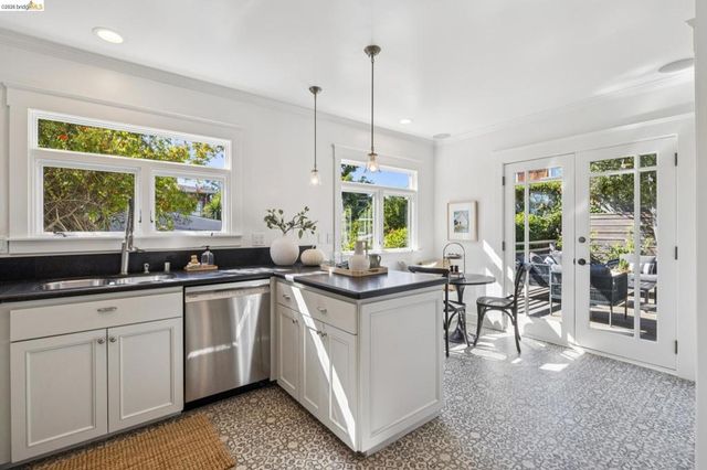 5850 Lawton Ave, Oakland, CA 94618