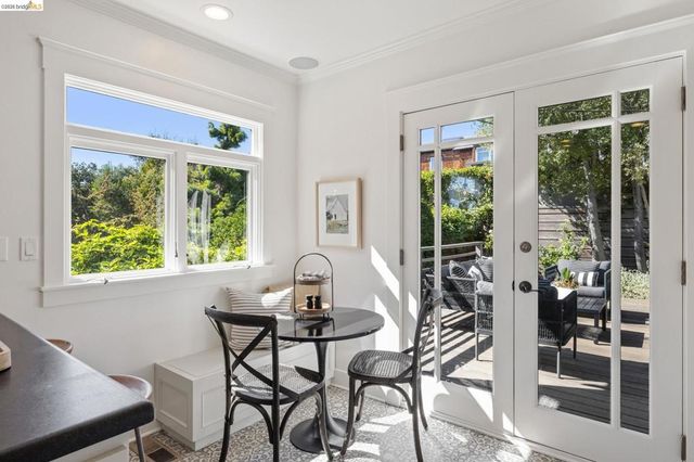 5850 Lawton Ave, Oakland, CA 94618