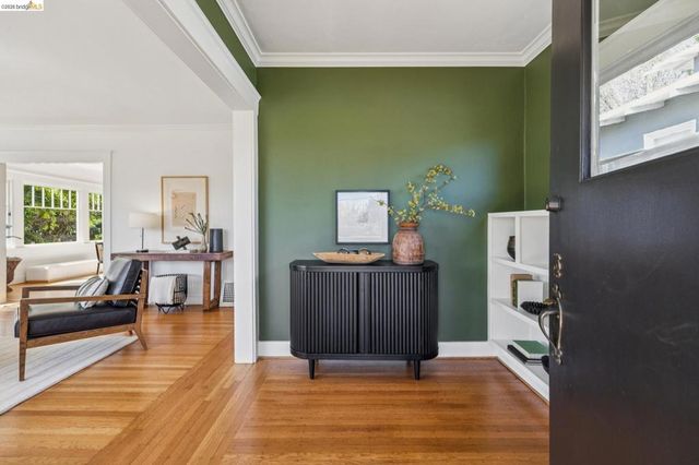 5850 Lawton Ave, Oakland, CA 94618