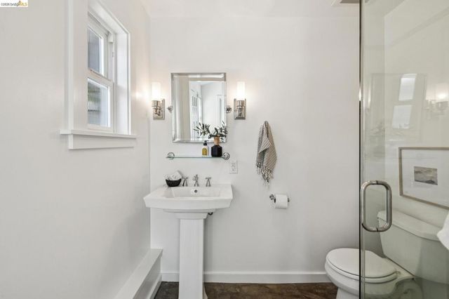 5850 Lawton Ave, Oakland, CA 94618