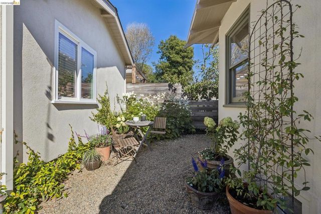 5850 Lawton Ave, Oakland, CA 94618