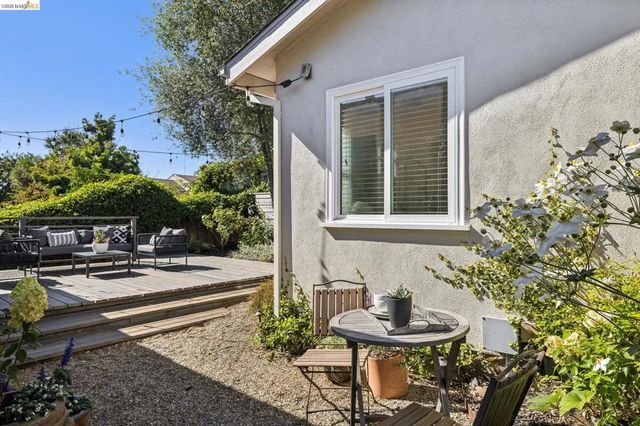 5850 Lawton Ave, Oakland, CA 94618