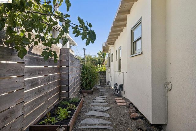 5850 Lawton Ave, Oakland, CA 94618