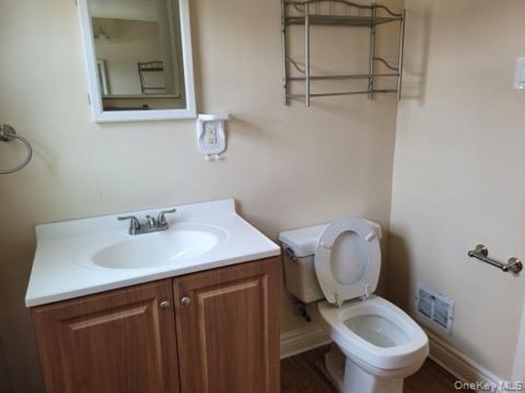 333 W Merrick Road, Valley Stream, NY 11580 — photo 2