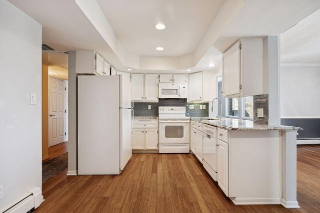 6075 Lincoln Drive 305, Edina, MN 55436