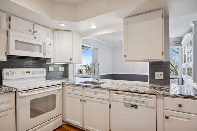 6075 Lincoln Drive 305, Edina, MN 55436