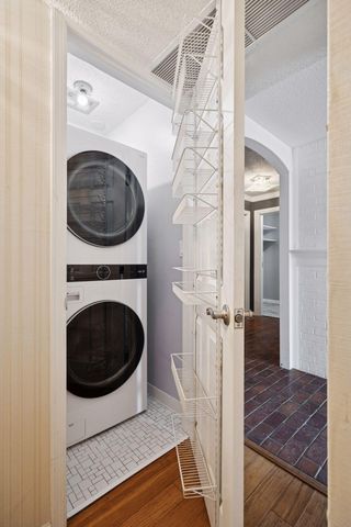 6075 Lincoln Drive 305, Edina, MN 55436