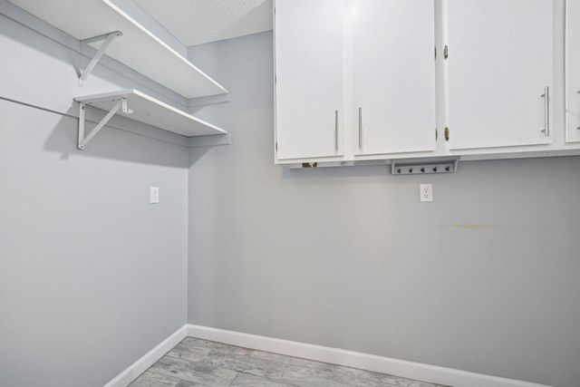 6075 Lincoln Drive 305, Edina, MN 55436