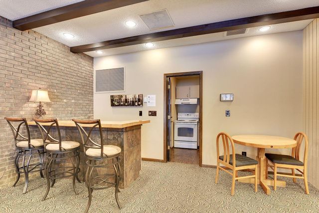 6075 Lincoln Drive 305, Edina, MN 55436