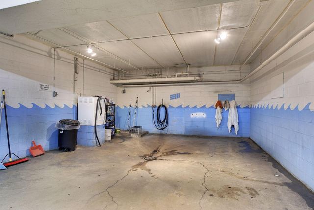 6075 Lincoln Drive 305, Edina, MN 55436