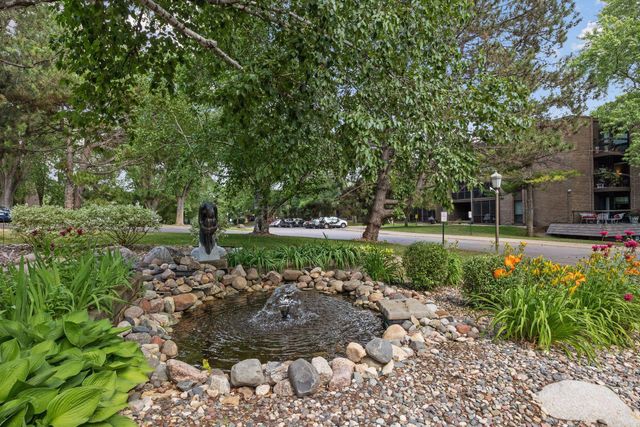 6075 Lincoln Drive 305, Edina, MN 55436