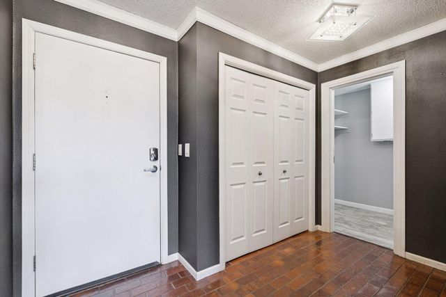 6075 Lincoln Drive 305, Edina, MN 55436