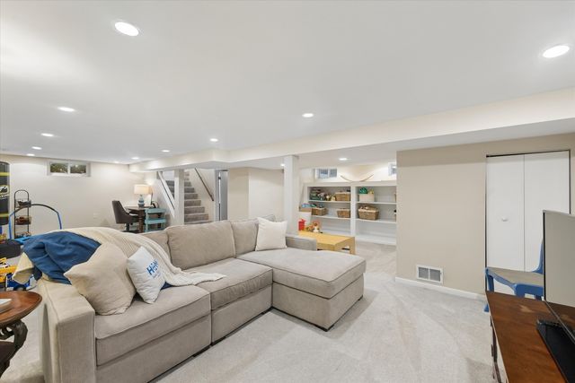 127 Hiawatha Drive, Clarendon Hills, IL 60514