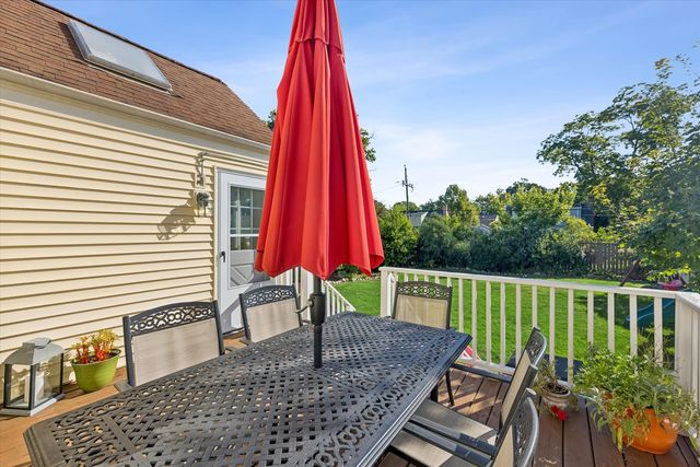 127 Hiawatha Drive, Clarendon Hills, IL 60514