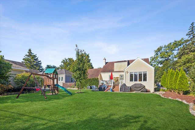 127 Hiawatha Drive, Clarendon Hills, IL 60514