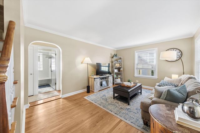 127 Hiawatha Drive, Clarendon Hills, IL 60514