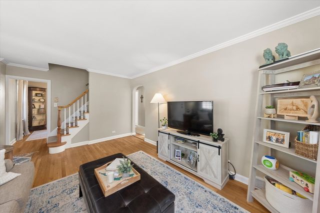 127 Hiawatha Drive, Clarendon Hills, IL 60514