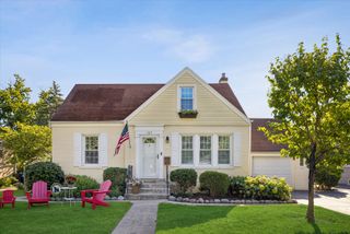 127 Hiawatha Drive, Clarendon Hills, IL 60514