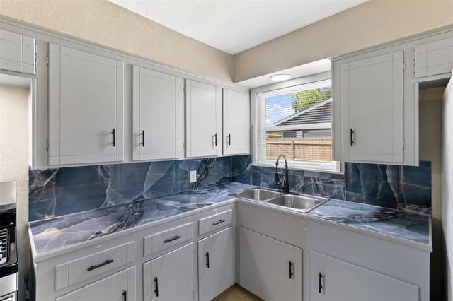 2213 17th Avenue N, Texas City, TX 77590