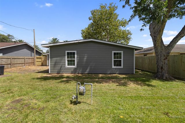 2213 17th Avenue N, Texas City, TX 77590