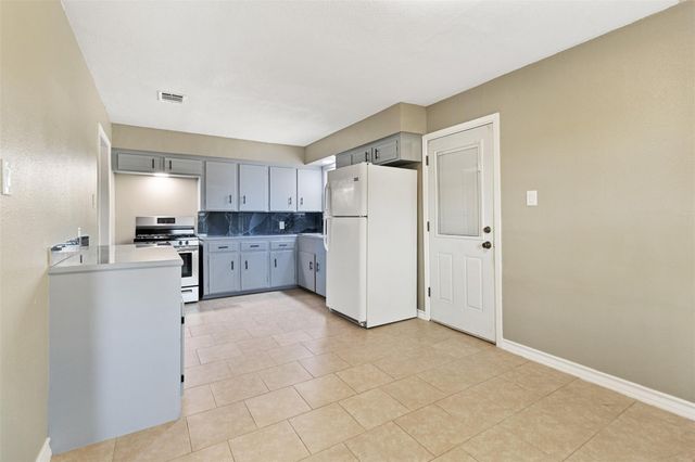 2213 17th Avenue N, Texas City, TX 77590