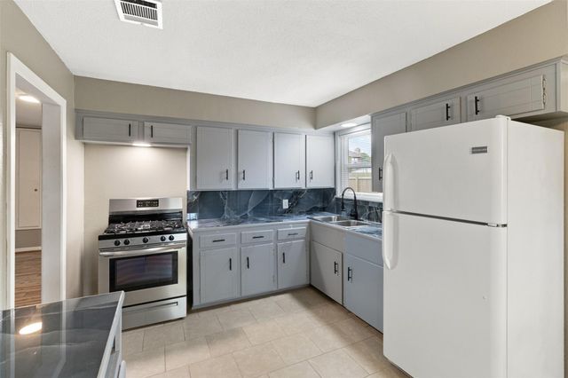 2213 17th Avenue N, Texas City, TX 77590