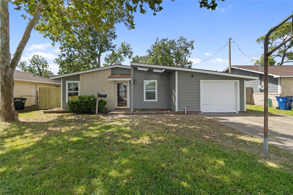 2213 17th Avenue N, Texas City, TX 77590
