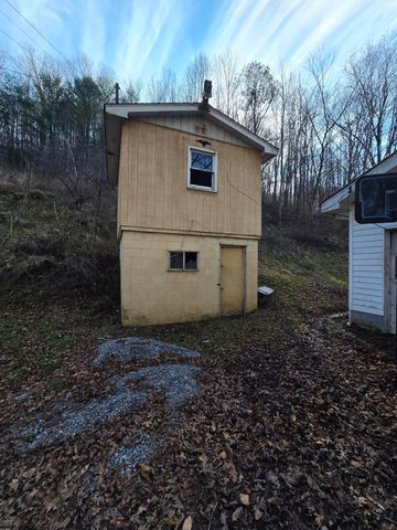 60 Dorothy Lane, Hyden, KY 41749