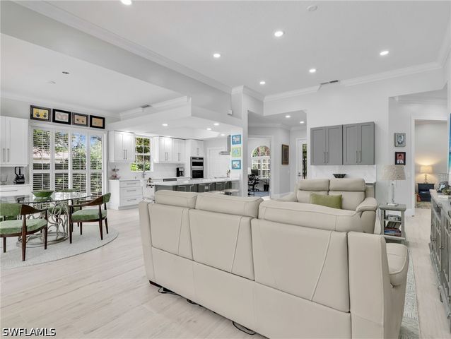 5902 Bermuda LN, Naples, FL 34119