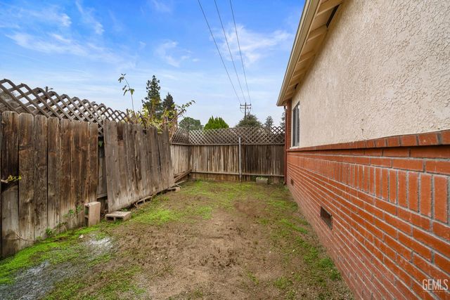 927 Bernard Street, Bakersfield, CA 93305