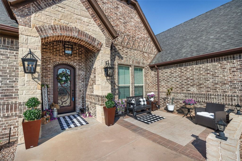 329 Kenyon Court, Granbury, TX 76049
