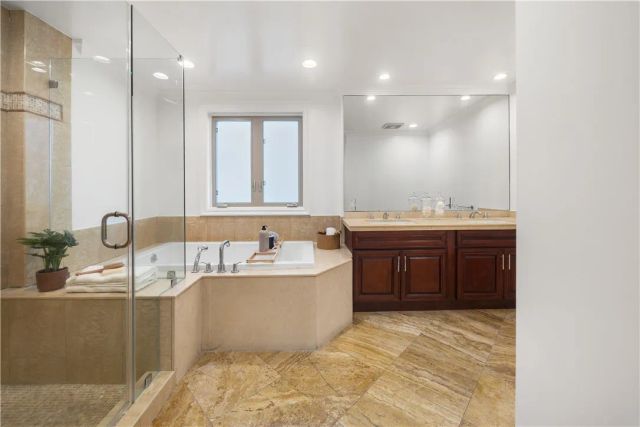 918 S Wooster Street 2, Los Angeles, CA 90035