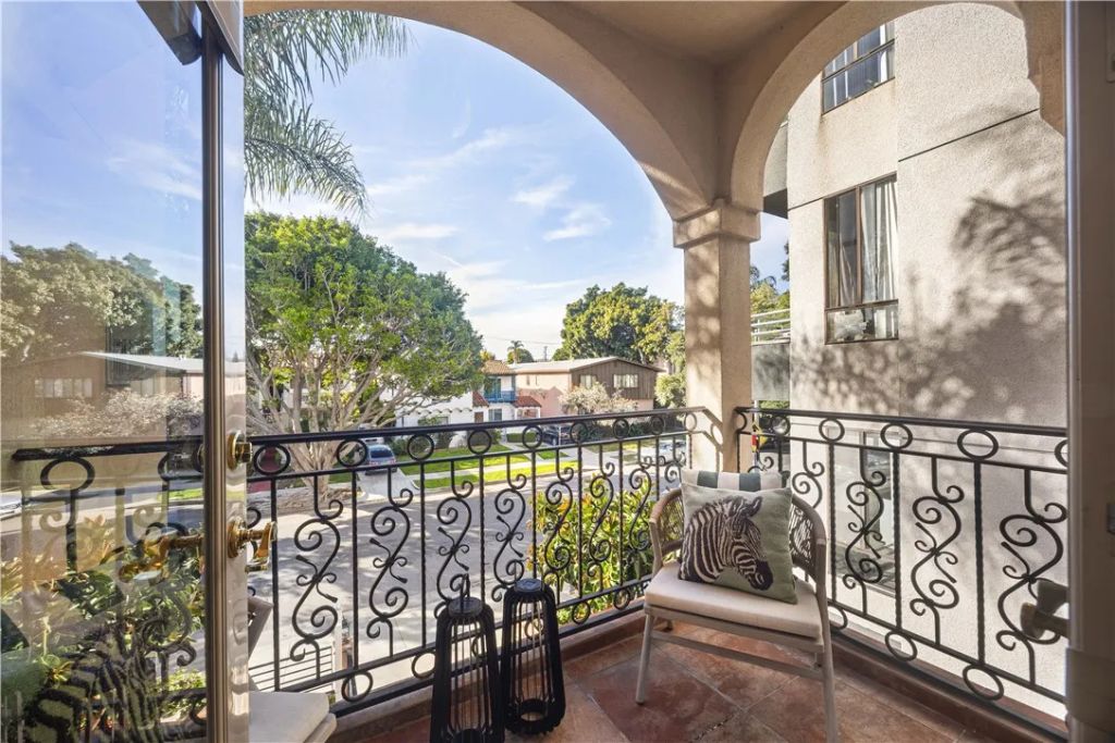 918 S Wooster Street 2, Los Angeles, CA 90035