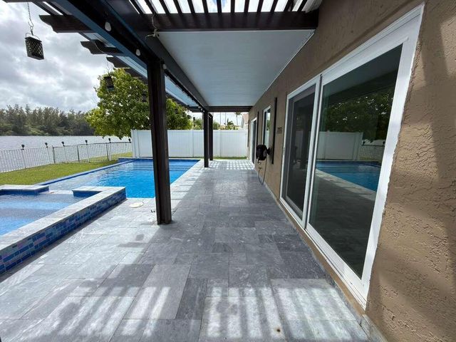 4572 SW 14th Street, Deerfield Beach, FL 33442