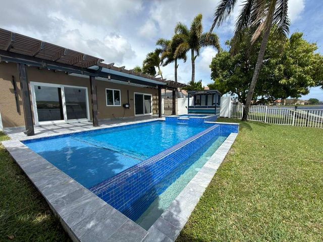 4572 SW 14th Street, Deerfield Beach, FL 33442