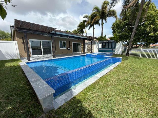 4572 SW 14th Street, Deerfield Beach, FL 33442