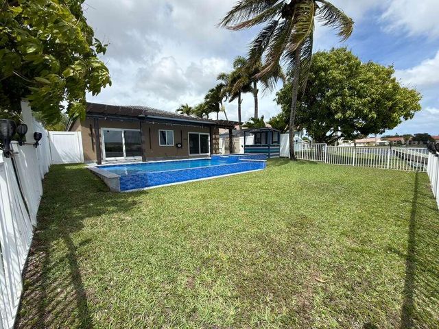 4572 SW 14th Street, Deerfield Beach, FL 33442