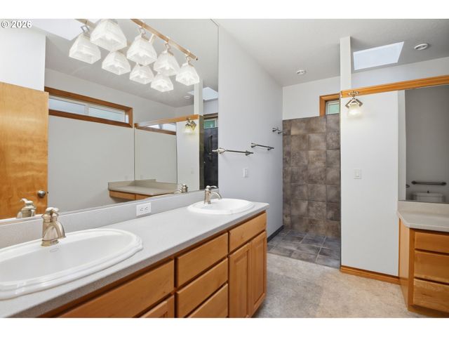 10190 Se WYNDHAM Way, Happy Valley, OR 97086