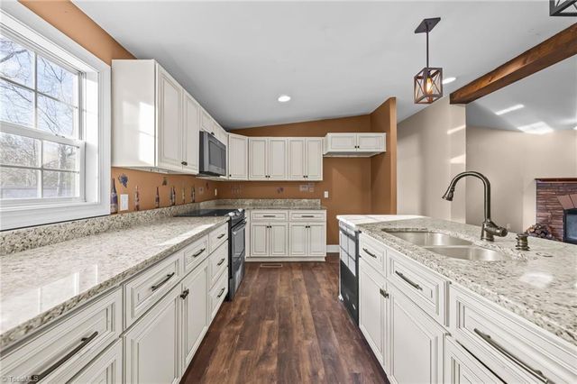 950 Waggoner Neal Road, Walkertown, NC 27051